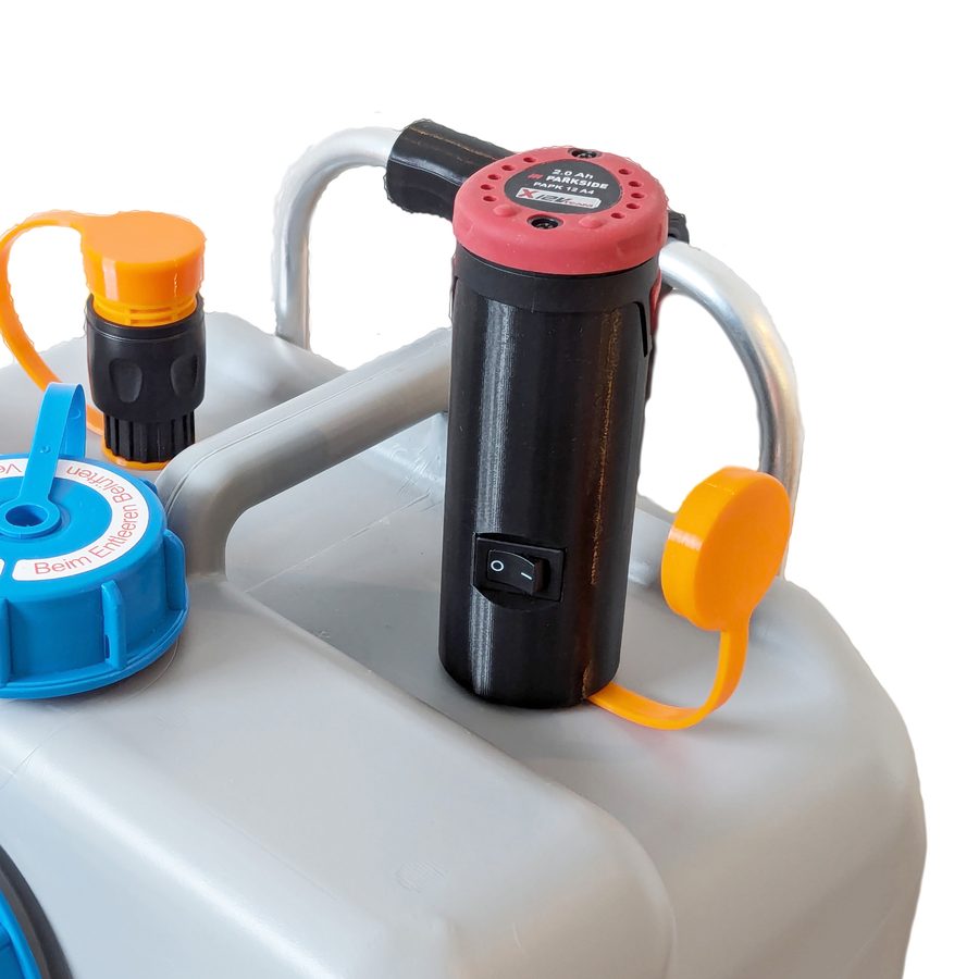 Schwarzer Batterie-Adapter mit rotem Werkzeugakku am Bügel des WaterBob