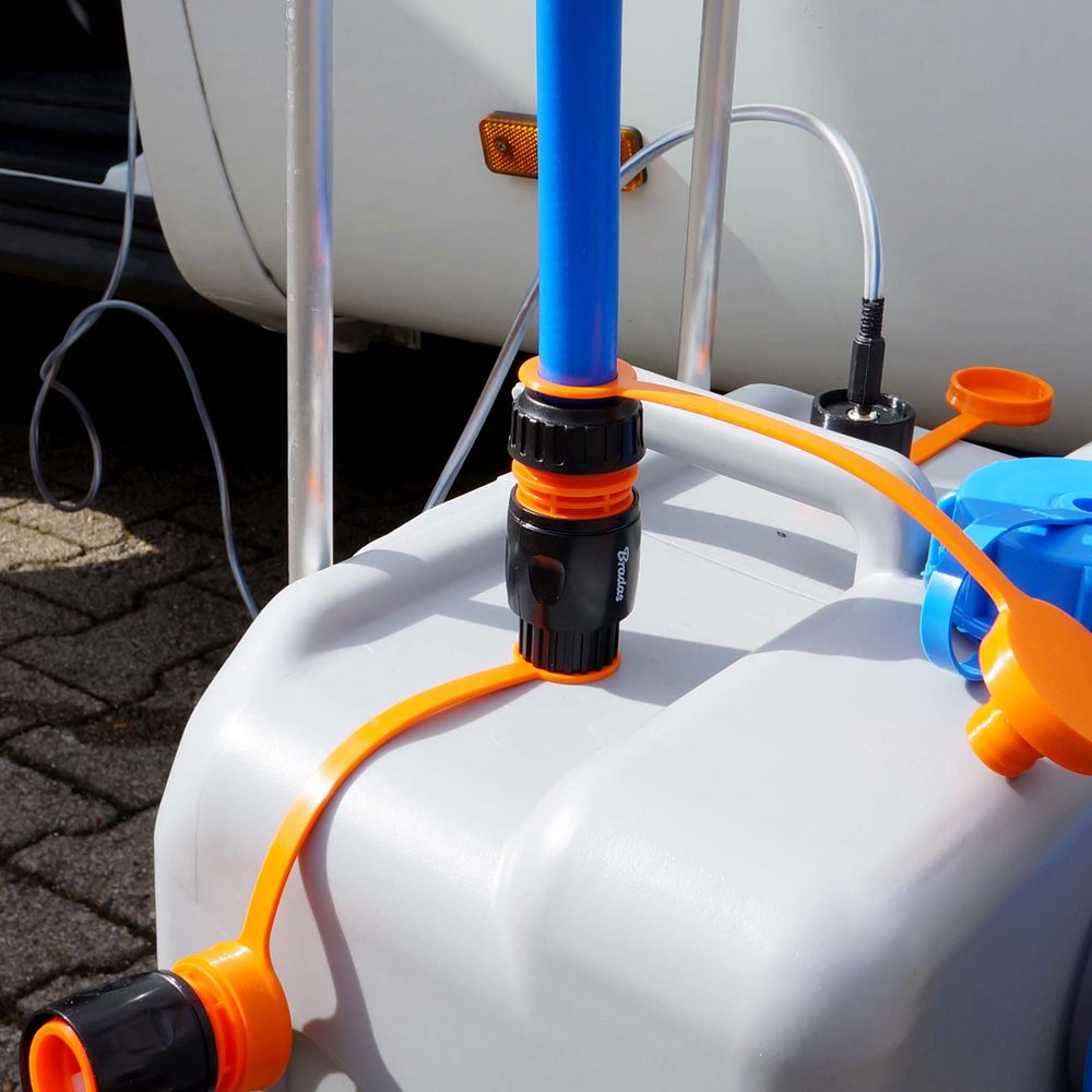 Die Anschlüsse oben auf dem WaterBob mit orangefarbenen Schnellkupplungen