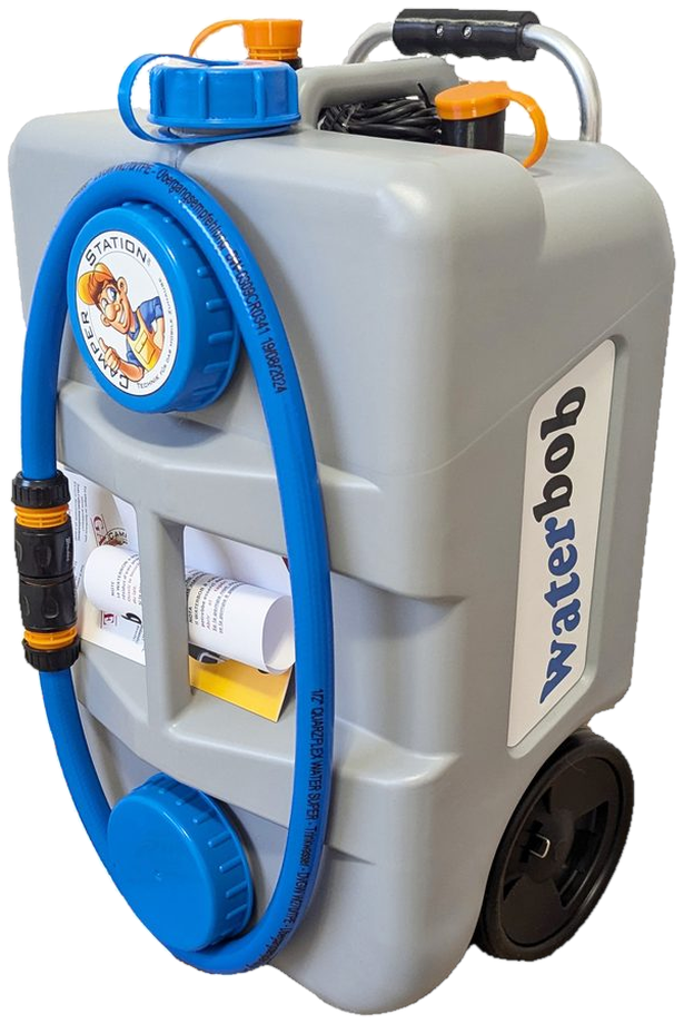 WaterBob: grauer Wassertank mit blauen Deckeln, zwei Rädern, ausziehbarem Bügel und aufgerolltem blauem Trinkwasserschlauch